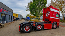 20251019-Tom-Holding-00232